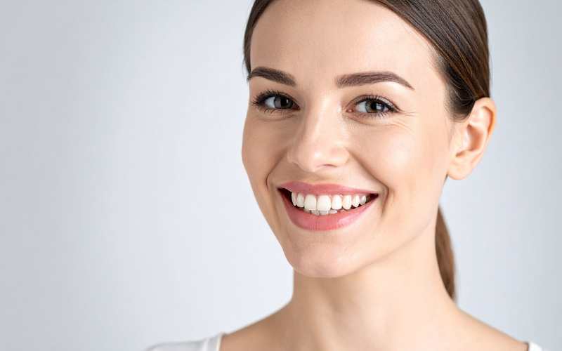 Aprenda a ter dentes mais brancos e fortes com dicas da Dra. Gabriella Curia da Odontologique. Cuidados essenciais para saúde bucal e estética do sorriso.